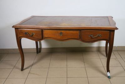 Bureau plat à bord mouvementé, ouvrant par trois tiroirs, pi…