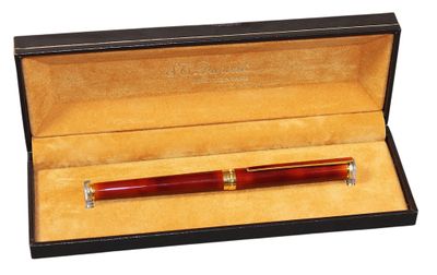 une image représentant un stylo dans une boîte, sur fond blanc
