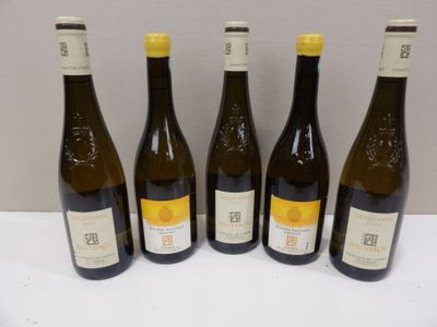 six bouteilles de vin sont alignées sur une table