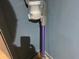 un aspirateur posé sur le sol à côté d'un mur