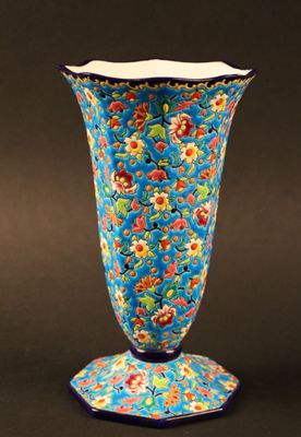 une image représentant un vase bleu orné d'un motif floral