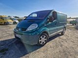 La camionnette verte est garée sur un parking, avec d'autres voitures en arrière-plan.
