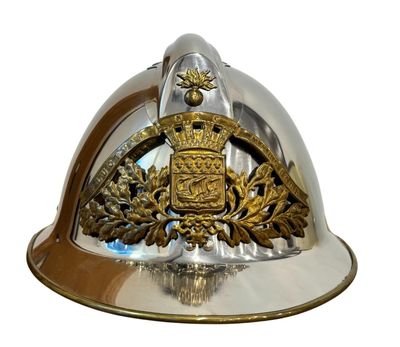 Casque modèle 1933 en acier nickelé, plaque en laiton des sa…