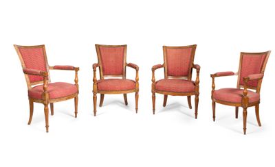 Suite de 4 fauteuils à dossier tronconique en hêtre mouluré,…