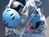 une caisse remplie de casques et un casque posé sur une palette