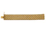gros plan d'un bracelet en or sur fond blanc