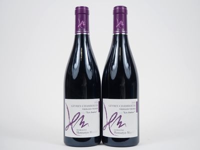 deux bouteilles de vin rouge sur fond blanc
