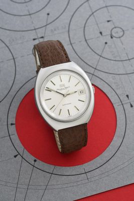 une montre posée sur une feuille de papier