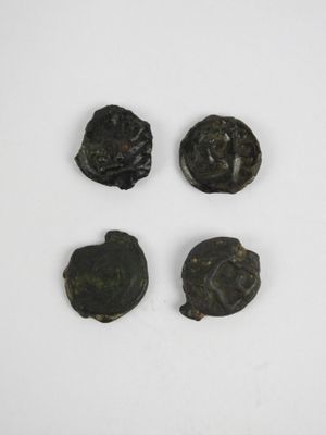 quatre pièces en bronze sont présentées sur un fond blanc