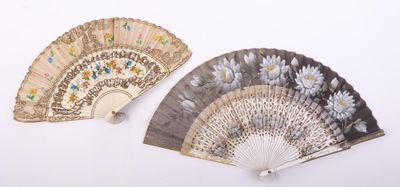 Réunion de deux éventails à feuille pliée. Fin du XIXe - déb…