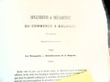 un morceau de papier jaune posé sur un morceau de papier