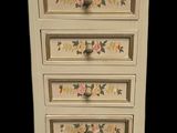 une commode blanche décorée de fleurs peintes