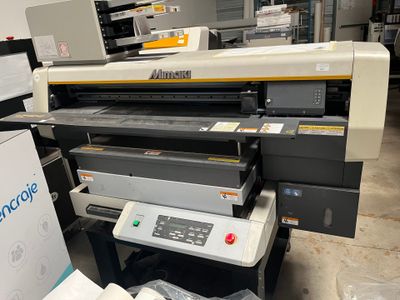 une grande imprimante posée sur une table dans une pièce