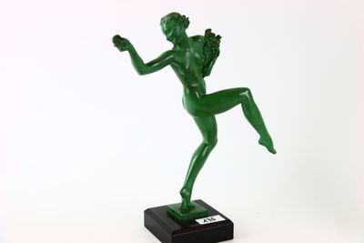 une statue verte représentant une femme tenant une raquette de tennis, posée sur un socle noir