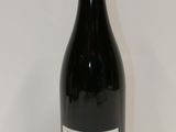 une bouteille de vin posée sur une table
