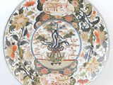 l'image d'une assiette sur laquelle figurent un oiseau et des fleurs