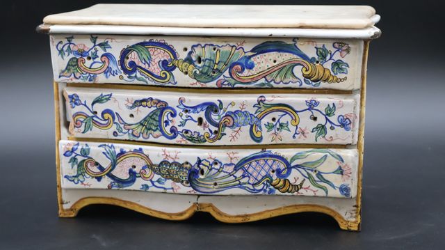 DESVRES. Commode rectangulaire en faïence décor Rouennais ouvrant...