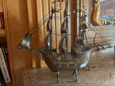 une maquette en métal d'un bateau posée sur une table