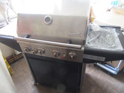 une photo d'une grille en acier inoxydable posée sur un plancher en bois