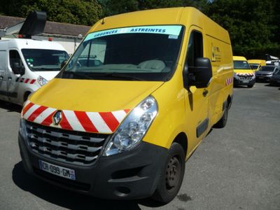 une camionnette jaune garée dans un parking