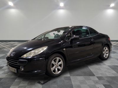 la photo d'une voiture noire garée dans un garage