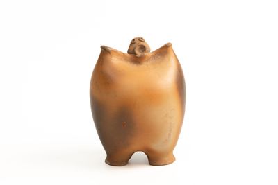 un petit vase orné d'un petit animal