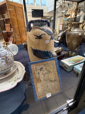 un vase posé sur une table près d'une fenêtre