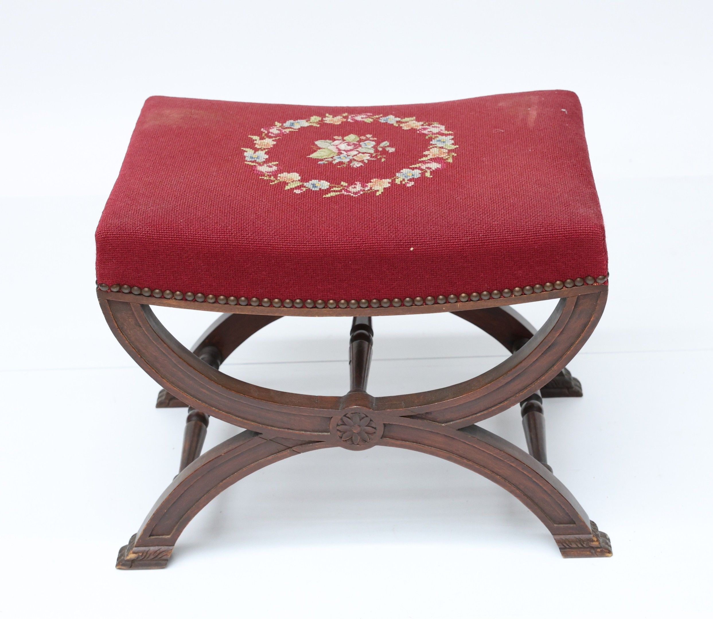 Tabouret curule en bois naturel, mouluré et sculpté - XIXe s…