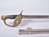 une épée en argent et en or et un tube en argent et en or