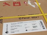 une boîte marron entourée d'un ruban jaune