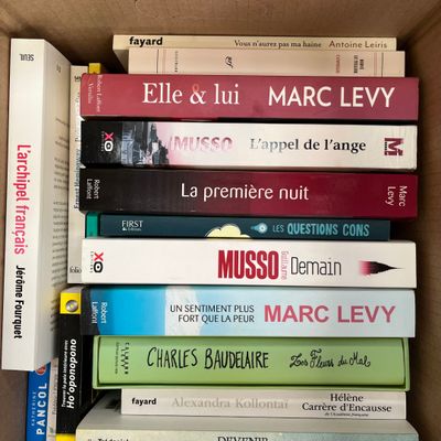 beaucoup de livres dans une boîte sur la table