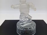 une figurine en verre représentant un homme sur un skateboard
