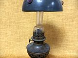 une lampe posée sur une table