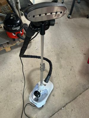 une machine posée à même le sol dans un garage