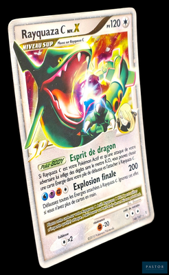 un gros plan d'une carte Pokémon sur laquelle figure un dragon