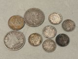 six pièces de monnaie britanniques différentes posées les unes à côté des autres sur une table
