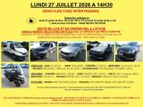 une affiche annonçant un salon automobile au milieu d'un parking