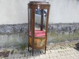 une petite armoire en bois surmontée d'un miroir