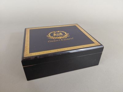 une image représentant une boîte noire ornée d'une bordure dorée et d'une couronne