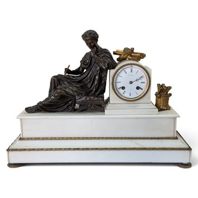 une statue représentant une femme assise sur une table, avec une horloge