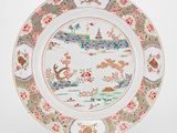 une image représentant une assiette décorée d'animaux et de fleurs