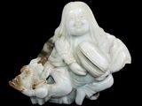 une figurine blanche représentant une femme tenant un panier de fleurs