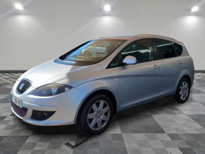 la photo d'une voiture argentée garée dans un garage
