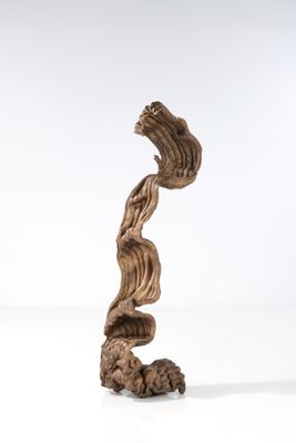 sculpture représentant une branche d'arbre tordue sur fond blanc