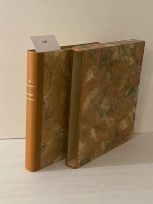deux livres posés sur une table