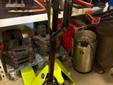une petite machine qui se trouve dans un garage