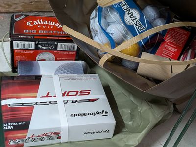 un sac de balles de golf et d'autres objets par terre