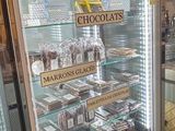 une vitrine contenant toute une gamme de pâtisseries