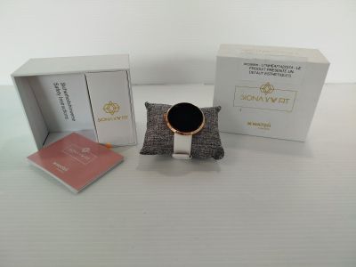 une boîte contenant une bague et une boîte contenant une bague