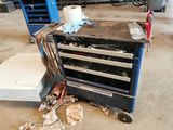 un chariot bleu chargé d'outils dans un garage